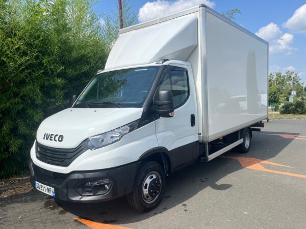 Camion de livraison blanc sur le parking.