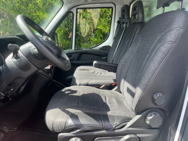 Intérieur d'une voiture utilitaire, sièges avant.