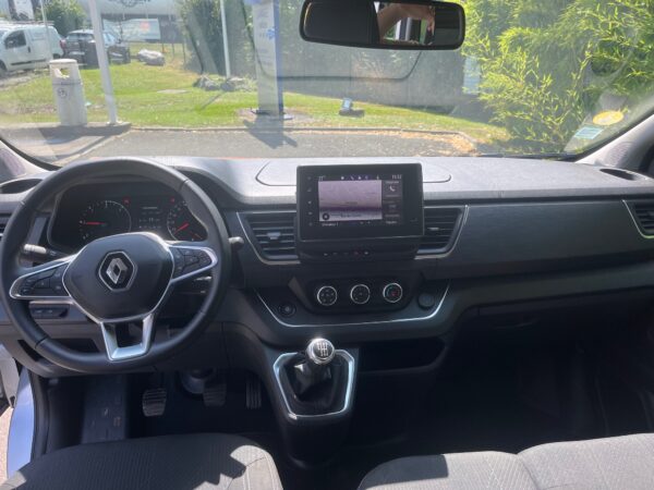 Intérieur d'une voiture Renault avec tableau de bord.