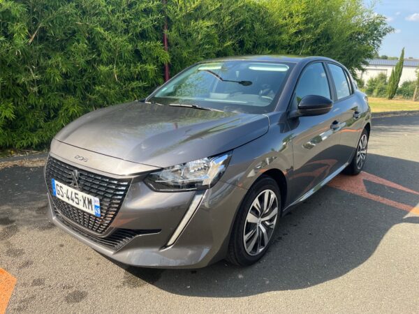 Voiture Peugeot 208 grise en extérieur.