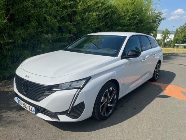 Voiture blanche sur un parking.