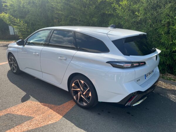 Voiture blanche garée sur un parking.