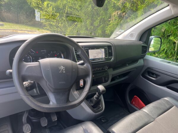 Intérieur d'une voiture Peugeot avec volant et tableau de bord