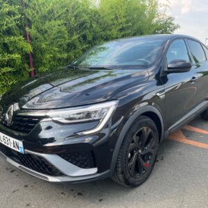 Voiture noire Renault sur parking