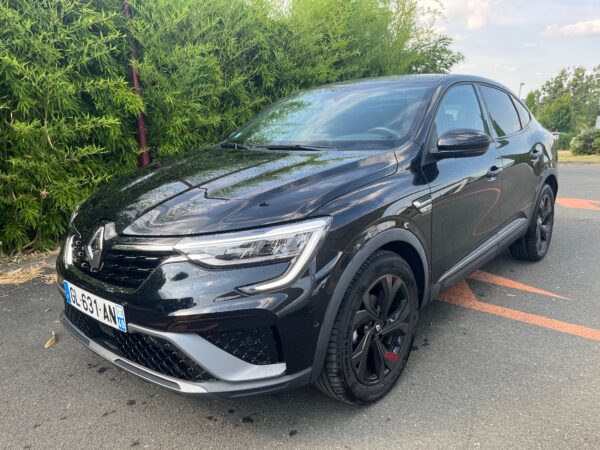 Voiture noire Renault sur parking