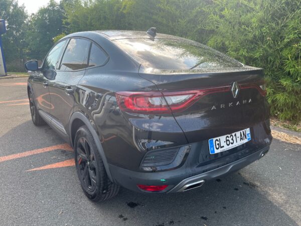 Arrière d'un Renault Arkana noir, plaque GL-631-AN