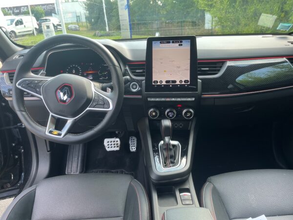 Intérieur d'une voiture avec tableau de bord moderne.