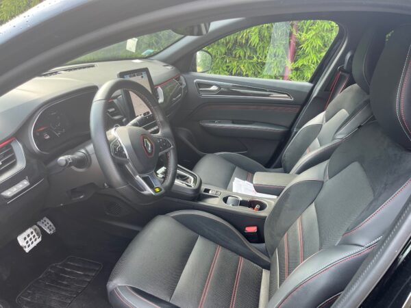 Intérieur voiture Renault avec tableau de bord